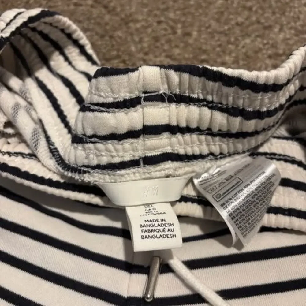 Women’s (size large) H&M Striped Comfort Shorts in great condition!